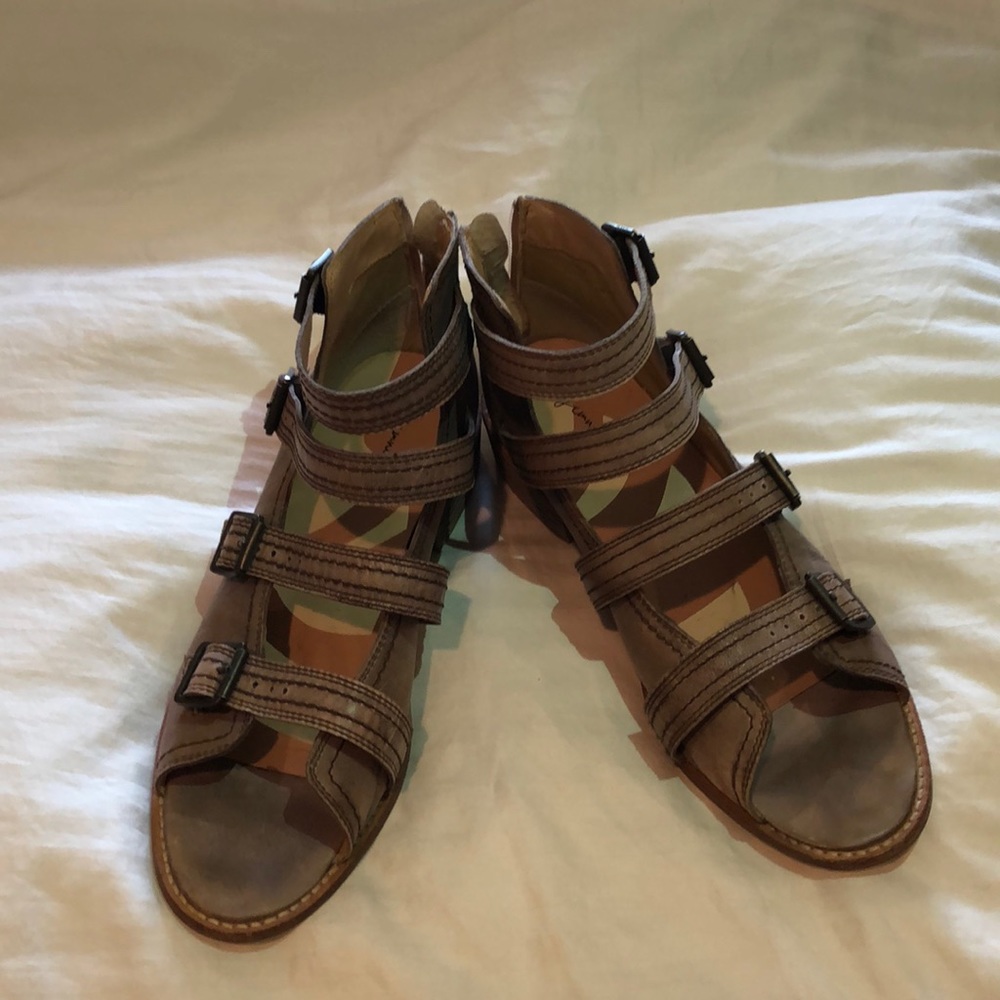 Gimmicks buckled sandals